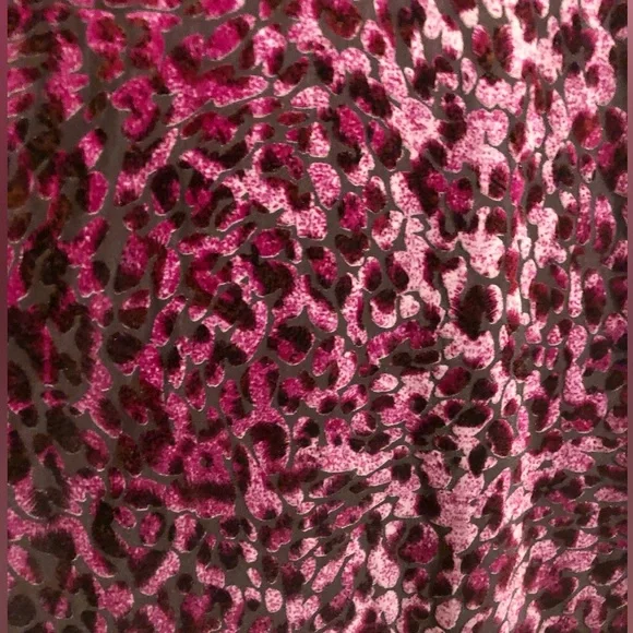 **LIKE NEW** COLD SHOULDER BLOUSE - SUSAN GRAVER - Picture 5 of 5